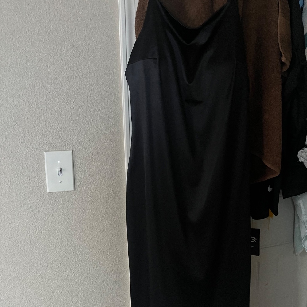 Dresses - Picture 2 of 4